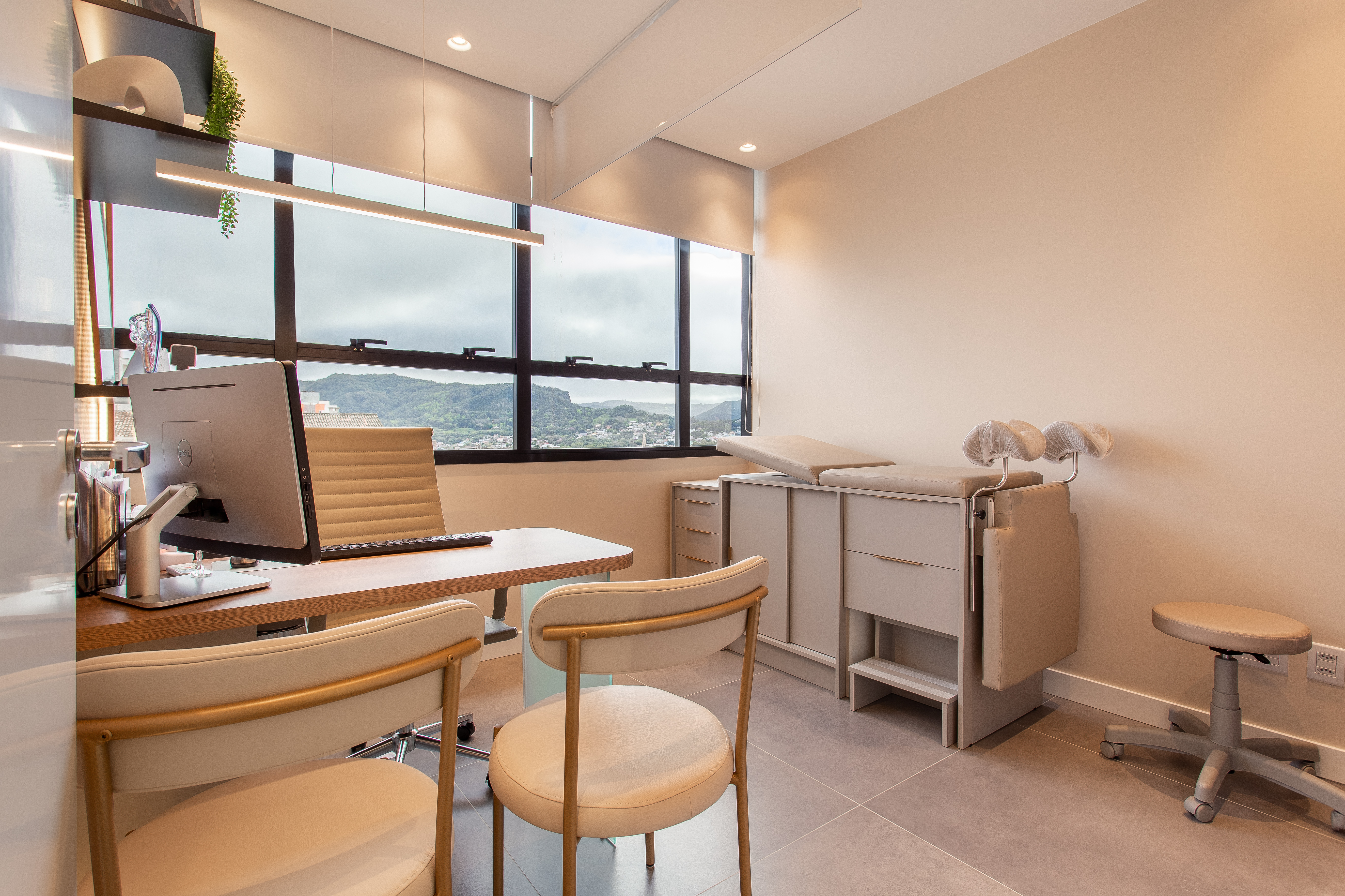 Consultório médico moderno com vista panorâmica — projeto Líssen Arquitetura