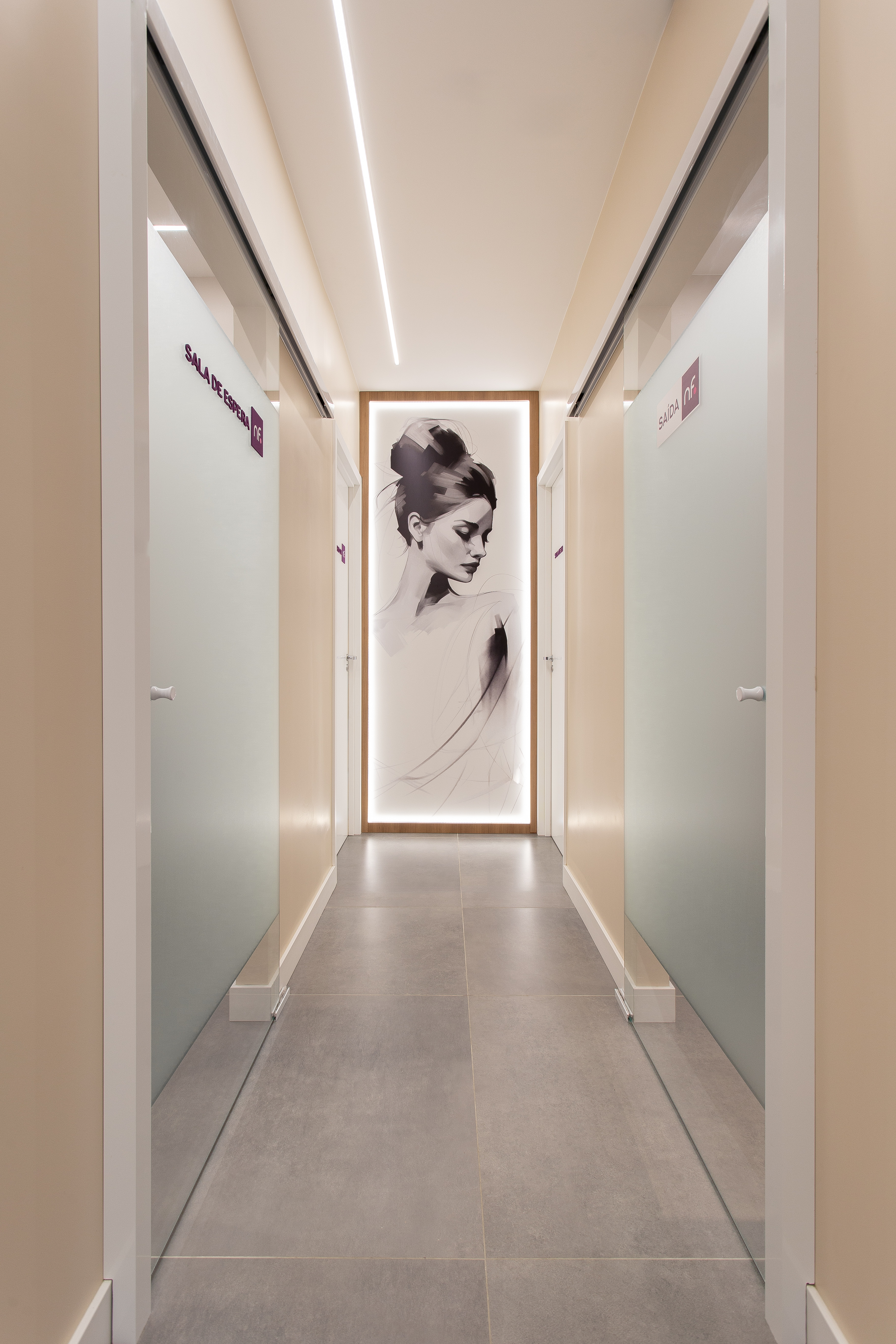 Corredor de clínica médica com iluminação LED e portas de vidro — Líssen Arquitetura