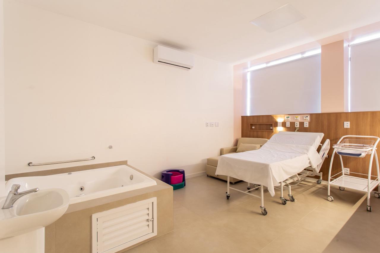 Quarto de maternidade humanizado com banheira de parto — Líssen Arquitetura