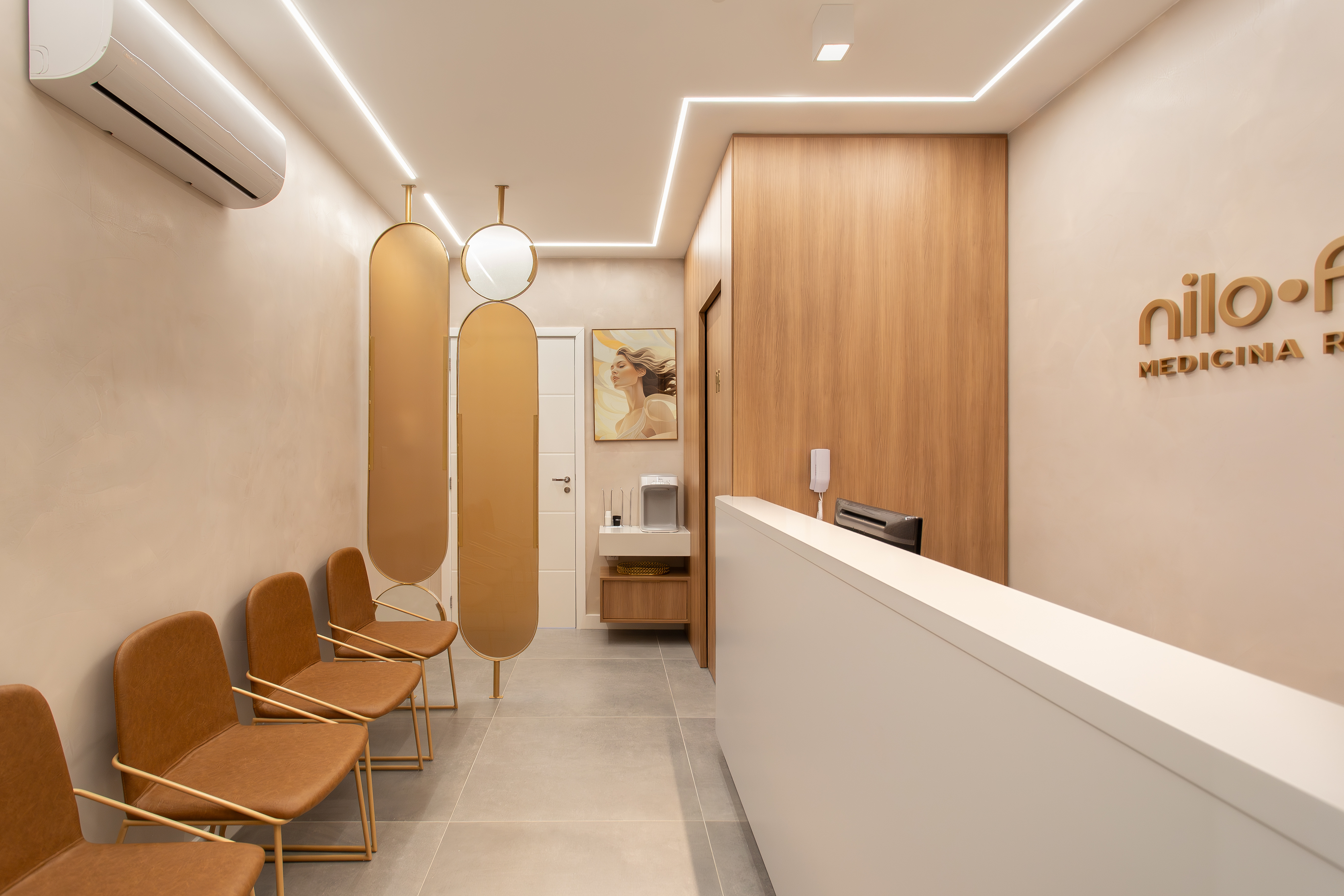 Recepção de clínica médica com design elegante — projeto Líssen Arquitetura