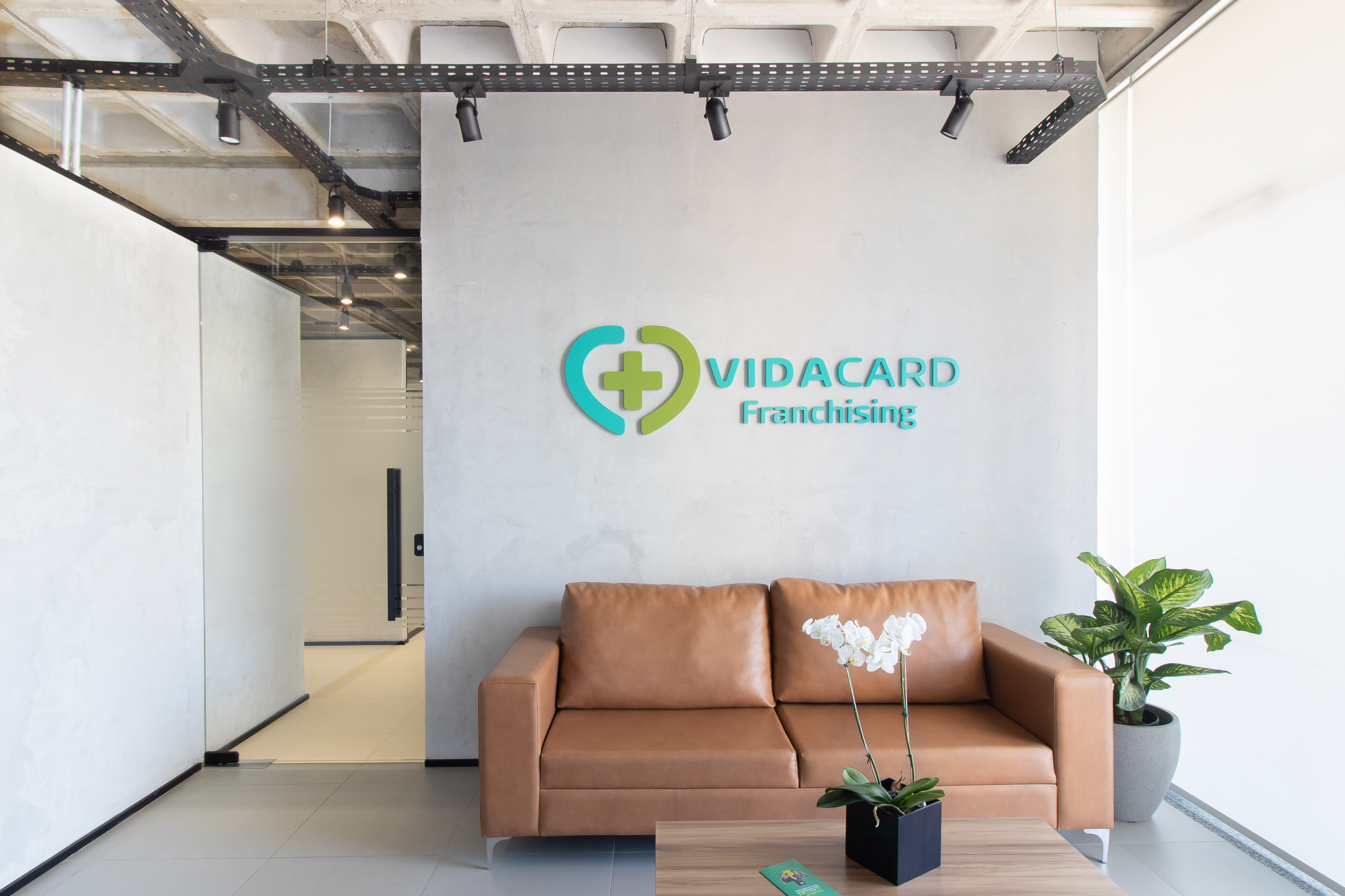 Recepção de franquia de saúde — projeto corporativo Líssen Arquitetura